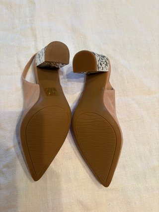Zapato de tacón beige y plateado