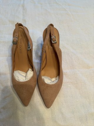 Zapato de tacón beige y plateado