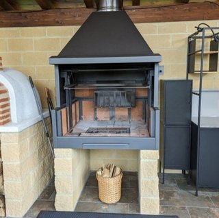Barbacoa de obra con parrilla chimenea