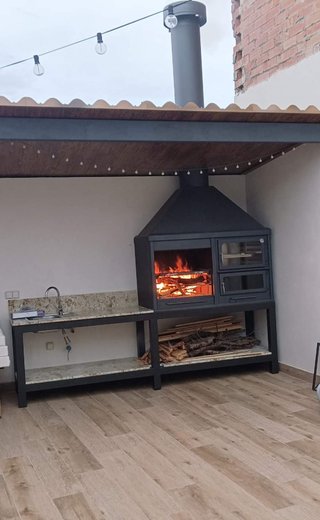 Barbacoa de obra con parrilla chimenea