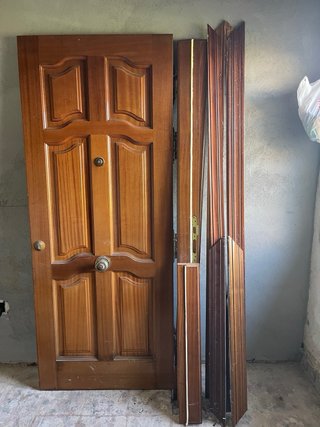 Puerta de entrada de madera