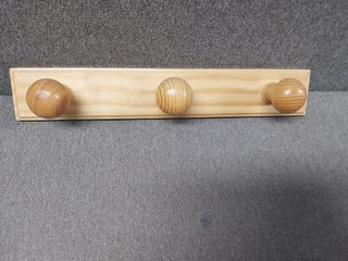 Perchero de madera con 7 pomos