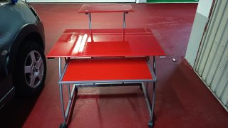 Escritorio rojo con ruedas