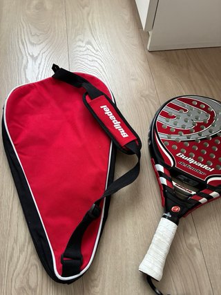 Raqueta de pádel Bullpadel con funda