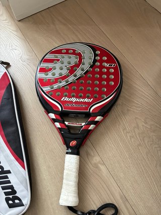 Raqueta de pádel Bullpadel con funda
