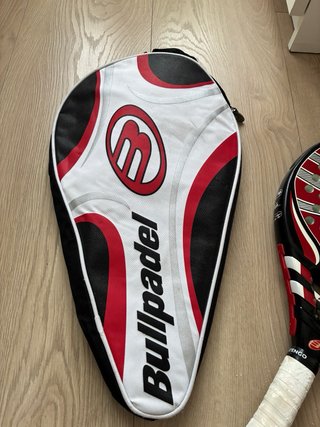 Raqueta de pádel Bullpadel con funda