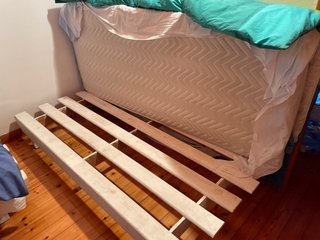 2 camas Somieres de madera. + 1 colchón.