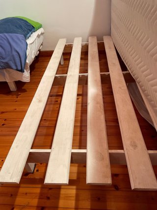 2 camas Somieres de madera. + 1 colchón.