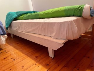 2 camas Somieres de madera. + 1 colchón.