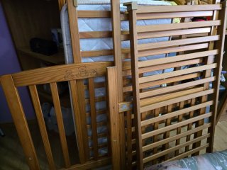 Cuna de madera con colchón