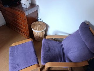 Sillón Poäng Ikea con Reposapiés Morado