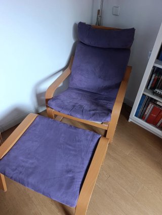 Sillón Poäng Ikea con Reposapiés Morado