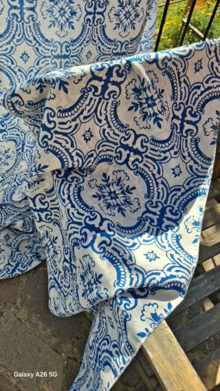 Tende e tessuto con fantasia blu