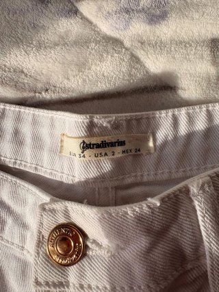 Shorts blancos vaqueros desgastados
