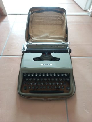 Máquina de escribir Hispano Olivetti