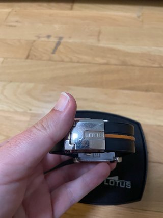 Reloj Lotus juvenil negro y naranja con su estuche
