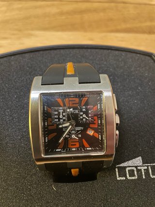 Reloj Lotus juvenil negro y naranja con su estuche