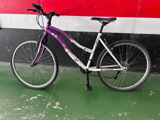 Bicicleta BTT morada y blanca