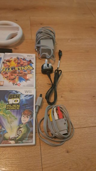 Consola Wii Roja + 6 Juegos + Accesorios