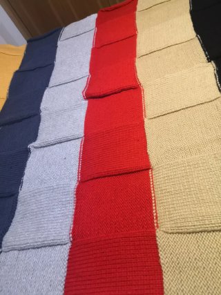 Manta tejida a mano de acrílico multicolor