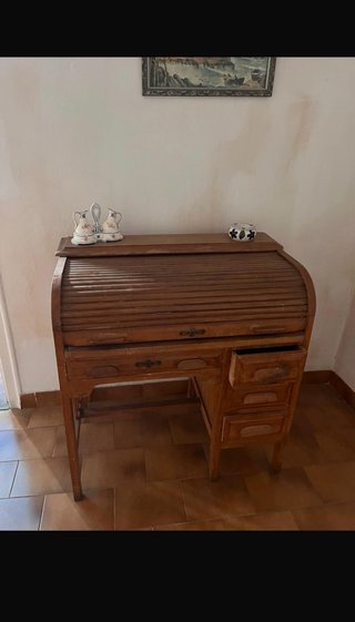 Buro antiguo de madera con persiana
