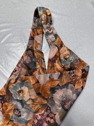 Splendido ascot vintage floreale in  poliestere e
