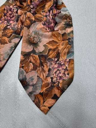 Splendido ascot vintage floreale in  poliestere e