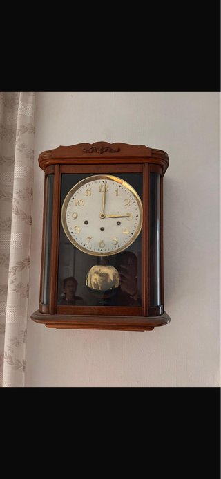 Reloj de péndulo antiguo de madera
