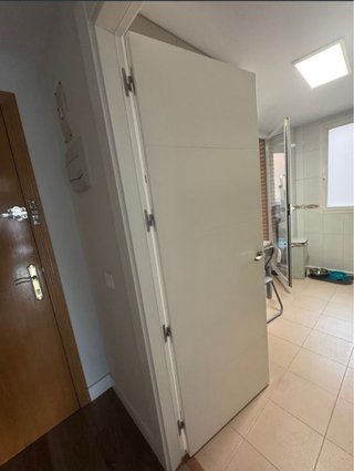 Puerta blanca interior