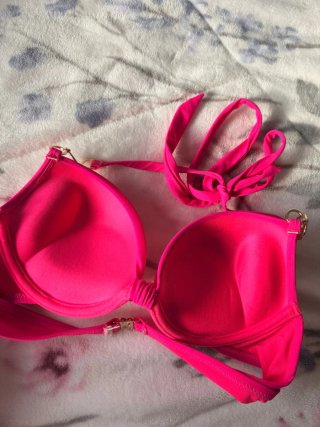 Bikini Fucsia con Detalles Dorados