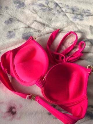 Bikini Fucsia con Detalles Dorados