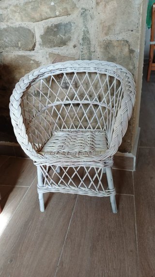 Silla pequeña mimbre blanca
