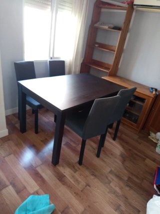 Mesa comedor Ikea extensible y 4 sillas madera