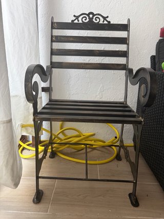 Silla de Hierro Negra y Dorada