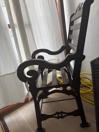 Silla de Hierro Negra y Dorada