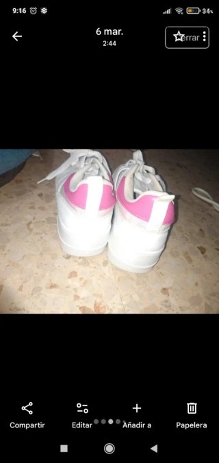 Zapatillas blancas con detalles rosas