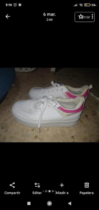 Zapatillas blancas con detalles rosas