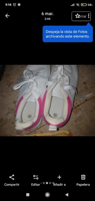 Zapatillas blancas con detalles rosas