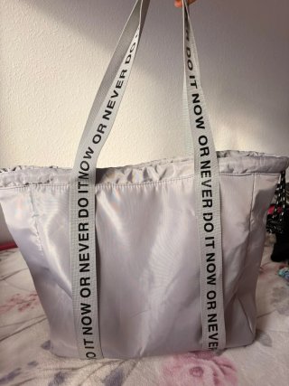 Bolso gris con frase DO IT NOW OR NEVER