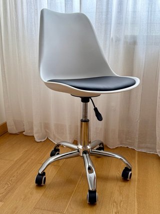 Silla de oficina blanca y negra