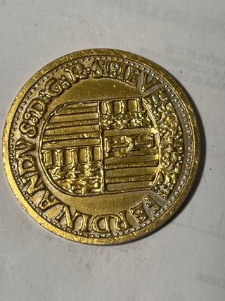Medaglia d'oro con profilo di re