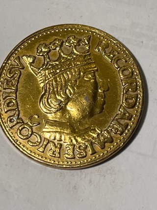 Medaglia d'oro con profilo di re