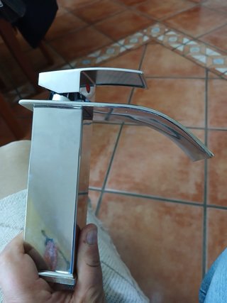 Grifo de lavabo plateado efecto espejo
