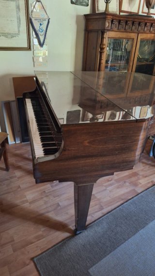 Piano de media cola