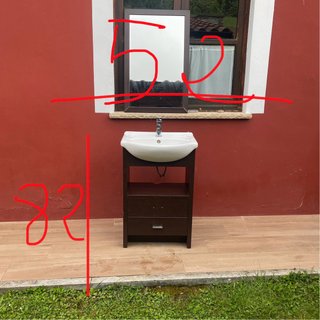 Mueble de baño con lavabo y espejo