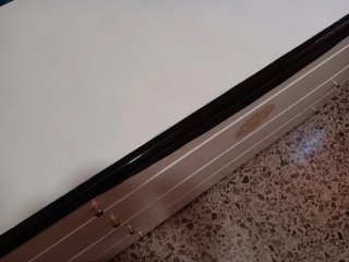 Cajonera blanca con detalles en negro