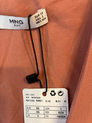 Vestido corto Mango salmón y pantalon negro