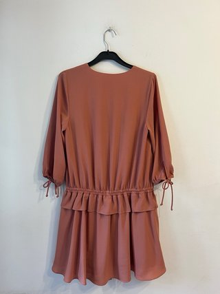 Vestido corto Mango salmón y pantalon negro