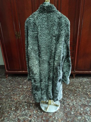 Abrigo de garras gris