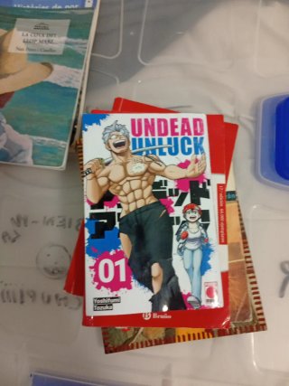 6 libros 2 en valenciano 1 manga y 4 en español